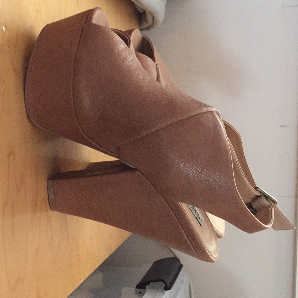 Steve Madden Tan Wedges